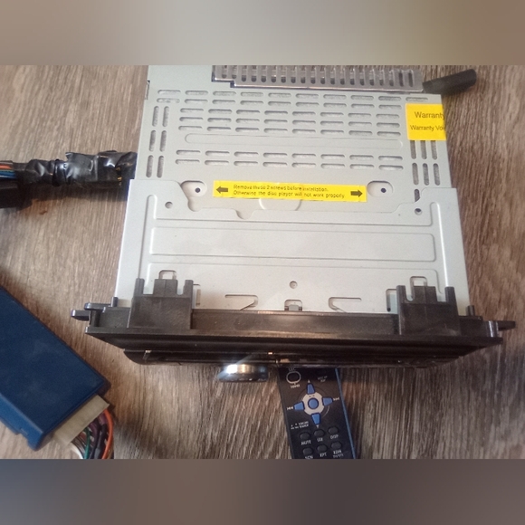 Clarion CZ100 Car stereo receiver with remote - Picture 5 of 9